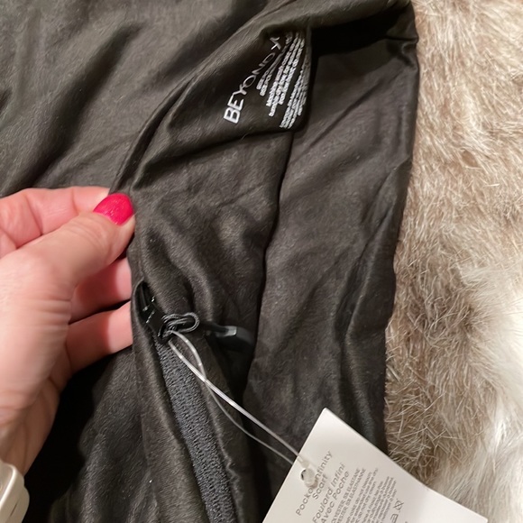 Beyond Yoga Infinity Scarf with pocket NWT $50 - Picture 10 of 11